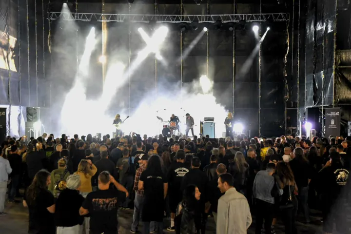 Vista del escenario y del público de Poseidón Rock Fest